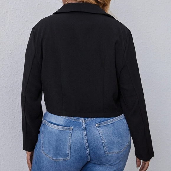 🌵2/$25🌵1XL Plus Solid Button Front Crop Blazer - SHEIN - Picture 2 of 6